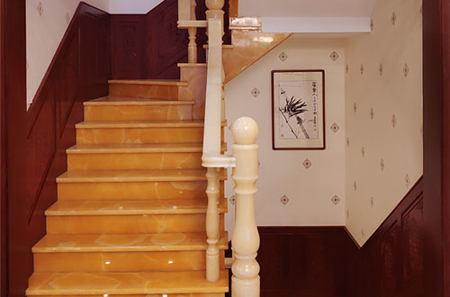 阳春中式别墅室内汉白玉石楼梯的定制安装装饰效果